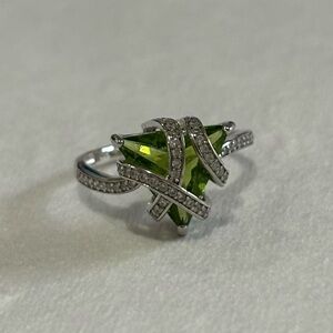 925 Sterling Silver Green Triangle Gem Sparkly Pave Wrap Cocktail Ring Size 8